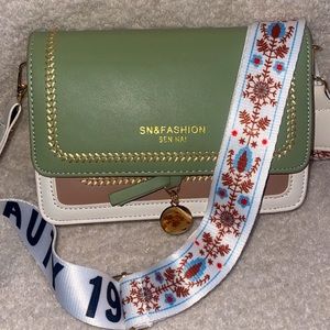 this is a brand new side purse that’s great for falll